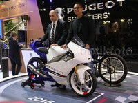 Mahindra akan memproduksi motor dan kami akan mendukung, tapi itu tidak hanya dengan menempel logo tetapi lebih dari itu. Dari setiap balapan kami akan melihat perkembangannya. Untuk sementara mahindra akan mendukung kami dalam memproduksi motor, termasuk mesin, itu bagian dari sinergi, dan kami akan melihat perkembangan tiap balapan, agar tahun 2017 menjadi lebih baik, ujarnya.