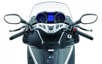 Kesan modern juga bisa ditemui di bagian dashboard, yakni memadukan antara analog dan digital. Panel instrument menggunakan LCD sehingga informasi lebih mudah dibaca. Ist/Kawasaki.