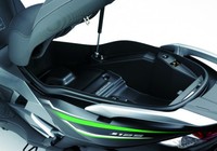 Yang tak kalah penting adalah bagasi di bawah jok yang bisa memuat helm full face dan tas ukuran A4. Ist/Kawasaki.