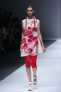 Carmanita Ikatan Perancang Mode Indonesia Jakarta Fashion Week 2016 at Senayan City. Jakarta. [Foto: Mohammad Abduh/Wolipop]