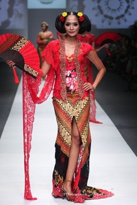 Anne Avantie Gambang Semarang Jakarta Fashion Week 2016 at Senayan City. Jakarta. [Foto: Mohammad Abduh/Wolipop]