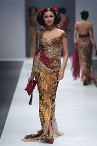 Anne Avantie Gambang Semarang Jakarta Fashion Week 2016 at Senayan City. Jakarta. [Foto: Mohammad Abduh/Wolipop]