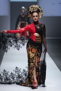 Anne Avantie Gambang Semarang Jakarta Fashion Week 2016 at Senayan City. Jakarta. [Foto: Mohammad Abduh/Wolipop]