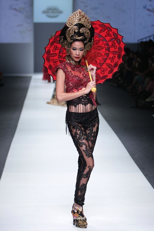 Anne Avantie Gambang Semarang Jakarta Fashion Week 2016 at Senayan City. Jakarta. [Foto: Mohammad Abduh/Wolipop]