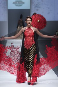 Anne Avantie Gambang Semarang Jakarta Fashion Week 2016 at Senayan City. Jakarta. [Foto: Mohammad Abduh/Wolipop]