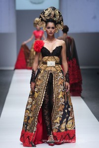 Anne Avantie Gambang Semarang Jakarta Fashion Week 2016 at Senayan City. Jakarta. [Foto: Mohammad Abduh/Wolipop]