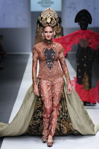 Anne Avantie Gambang Semarang Jakarta Fashion Week 2016 at Senayan City. Jakarta. [Foto: Mohammad Abduh/Wolipop]