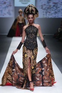 Anne Avantie Gambang Semarang Jakarta Fashion Week 2016 at Senayan City. Jakarta. [Foto: Mohammad Abduh/Wolipop]