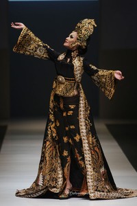 Anne Avantie Gambang Semarang Jakarta Fashion Week 2016 at Senayan City. Jakarta. [Foto: Mohammad Abduh/Wolipop]