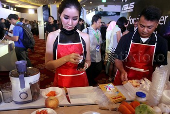 Zenfone Max yang anti gores itu dibanderol Rp 2,499 juta.