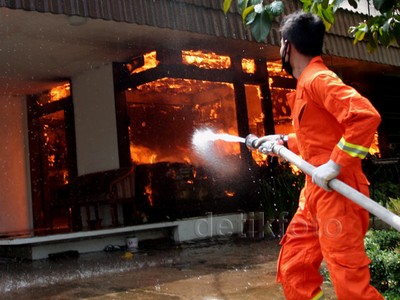 Api Melahap Sebuah Rumah di Cilandak Barat