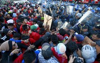     Ratusan warga adat, mahasiswa, dan kelompok buruh bentrok dengan polisi. Romeo Ranoco/Reuters/detikFoto.