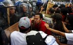 Demo Memprotes KTT APEC Berakhir Bentrok