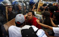     Demonstran mendorong barikade polisi. Edgar Su/Reuters/detikFoto.