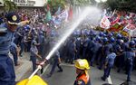 Demo Memprotes KTT APEC Berakhir Bentrok