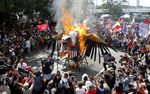 Demo Memprotes KTT APEC Berakhir Bentrok
