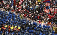     Polisi berupaya membendung demonstran yang menyerukan pembubaran APEC. Edgar Su/Reuters/detikFoto.
