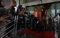 Gatot dan Evy keluar gedung KPK usai diperiksa. Namun keduanya tak memberikan soal pemeriksaannya hari ini.