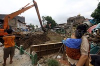 Beberapa warga melihat pengerukan Kali Krukut.