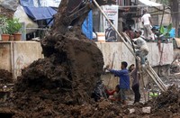 Para pekerja melakukan pengerukan menggunakan ekskavator.