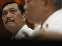 Luhut menepis kalau dia pernah bicara soal saham atau menjanjikan sesuatu seperti yang ada di dalam transkrip. Luhut juga menegaskan tidak akan mengambil langkah hukum terkait namanya yang disebut.