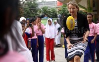 Sussan Ley bermain australian rules bareng siswa SDN Makassar 05.
