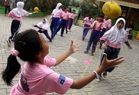 Sejumlah siswa bermain australian rules.