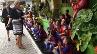 Sussan Ley menyapa siswa-siswi SDN Makassar 05.