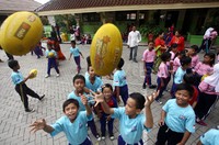 Olahraga ini menggunakan sebuah bola lonjong dan boleh disentuh tangan dan kaki.