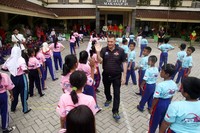 Para siswa melakukan pemanasan sebelum mengikuti australian rules.