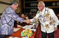 Plt Ketua KPK Taufiequrachman Ruki berjabat tangan dengan Wakil Ketua Komisi III Benny K Harman. Pool/Lamhot Aritonang/detikFoto.