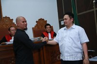 Ini momen saat Farhat Abbas dan Ahmad Dhani saling bersalaman di depan majelis. Pool/Palevi S/detikFoto.