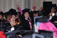 Sukses menyelesaikan pendidikan S1 di Universitas Bung Karno, artis yang akrab disapa Jupe itu akhirnya menyandang gelar Sarjana Hukum. Pool/Noel/detikFoto.