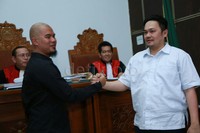 Selama sidang keduanya sempat beradu argumentasi, hingga akhirnya Farhat meminta izin kepada majelis hakim untuk meminta maaf secara langsung kepada Ahmad Dhani. Pool/Palevi S/detikFoto.