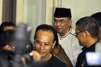 Benar telah terjadi pernikahan dengan RP atau Rima. Benar juga telah terjadi talak dan tidak ada lewat BBM (Blackberry Messenger). Itu resmi saya sampaikan langsung. Benar anak itu anak saya, ujarnya (NOel/detikHot).