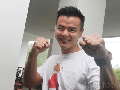 Gaya Macho Dion Wiyoko
