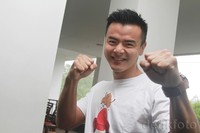 Fighting pose a la Dion Wiyoko. Pool/Gus Mun/detikHot.