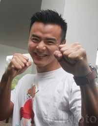     Layaknya petinju, bagaimana pose Dion Wiyoko menurut anda? Pool/Gus Mun/detikHot.