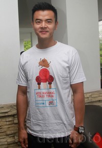 Kekasih Fiona ini tampan dengan gaya kasualnya. Pool/Gus Mun/detikHot.
