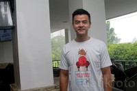 Pria yang berusia 30 tahun itu tetap menjaga penampilannya dengan beragam jenis olahraga, seperti voli, renang, lari, dan tenis. Pool/Gus Mun/detikHot.     