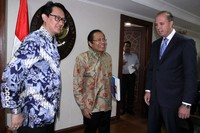 Menko Maritim dan Sumber Daya Rizal Ramli didampingi Deputi I Bidang Koordinasi Kedaulatan Maritim Arif Havas Oegroseno menyambut kedatangan Menteri Imigrasi dan Perlindungan Perbatasan Australia Peter Dutton. (Ist).