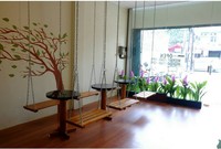 Konsep playground atau taman bermain sangat kental di lantai bawah Golden Bar Bistro.