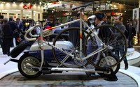 Motor itu dimodifikasi sehingga bisa menampung satu sepeda. Modifikator memasang penyangga dari besi di bagian bawah motor untuk menampung sepeda.