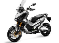 Skuter itu tampil jangkung dengan garpu depan upside down, fairing tinggi, dan setang flat. Ist/Honda.