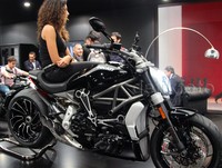 Tetapi yang menarik adalah fitur DPL (Ducati Power Launch), dimana dengan sekali tombol tekan berwarna merah di sebelah kanan setir, motor akan enak berakselerasi. Untuk memperlihatkan fitur ini bisa terlihat layar speedometer yang berubah menjadi warna merah.