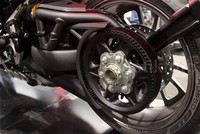 Roda yang berwarna hitam glossy pun sangat asyik untuk dilihat dengan bentuk spoke yang jarang dilihat pada motor.