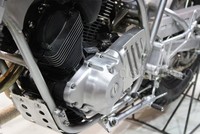 Untuk mesin, keduanya menggunakan mesin berkapasitas 250 cc dengan tenaga mencapai 13 kw pada 8.000 RPM. Tenaga itu disalurkan dengan transmisi 5 percepatan.