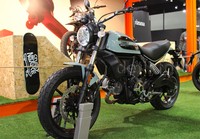 Dari sisi tampilan motor memiliki garpu depan Showa 41 mm, tangki dengan desain khusus Sixty2, dan bobot mencapai 167 kg.