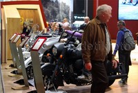 Udara dingin yang menyergap kota Milan, Italia dan sekitarnya dengan suhu bisa mencapai 5-8 derajat celsius tak menghalangi masyarakat yang datang dari berbagai negara dari seluruh penjuru dunia ke EICMA.
