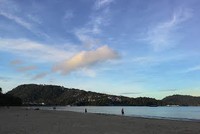 Di kala pagi, hanya terdapat beberapa pengunjung yang berjalan santai. Seringnya untuk berolahraga. Ada yang jogging, ada yang jalan dengan bertelanjang kaki (Shafa/detikTravel)
